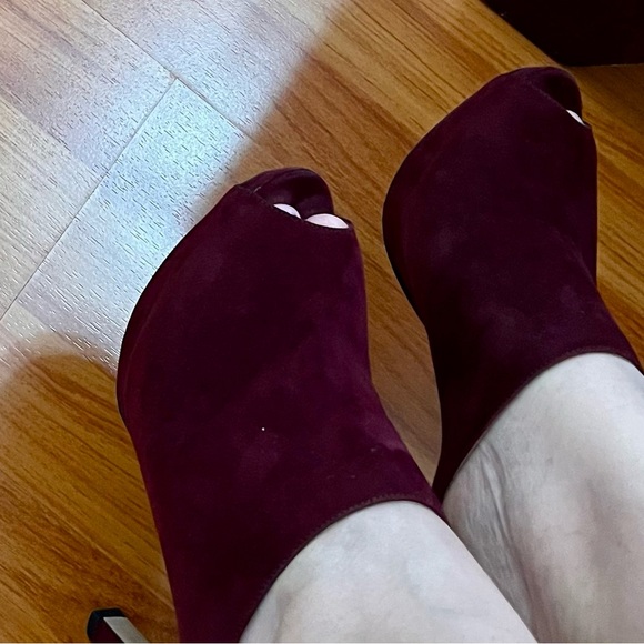 Elegant Prada Suede Mules
Burgundy
Peep-Toes
Stiletto Heels with Platform - Picture 5 of 5